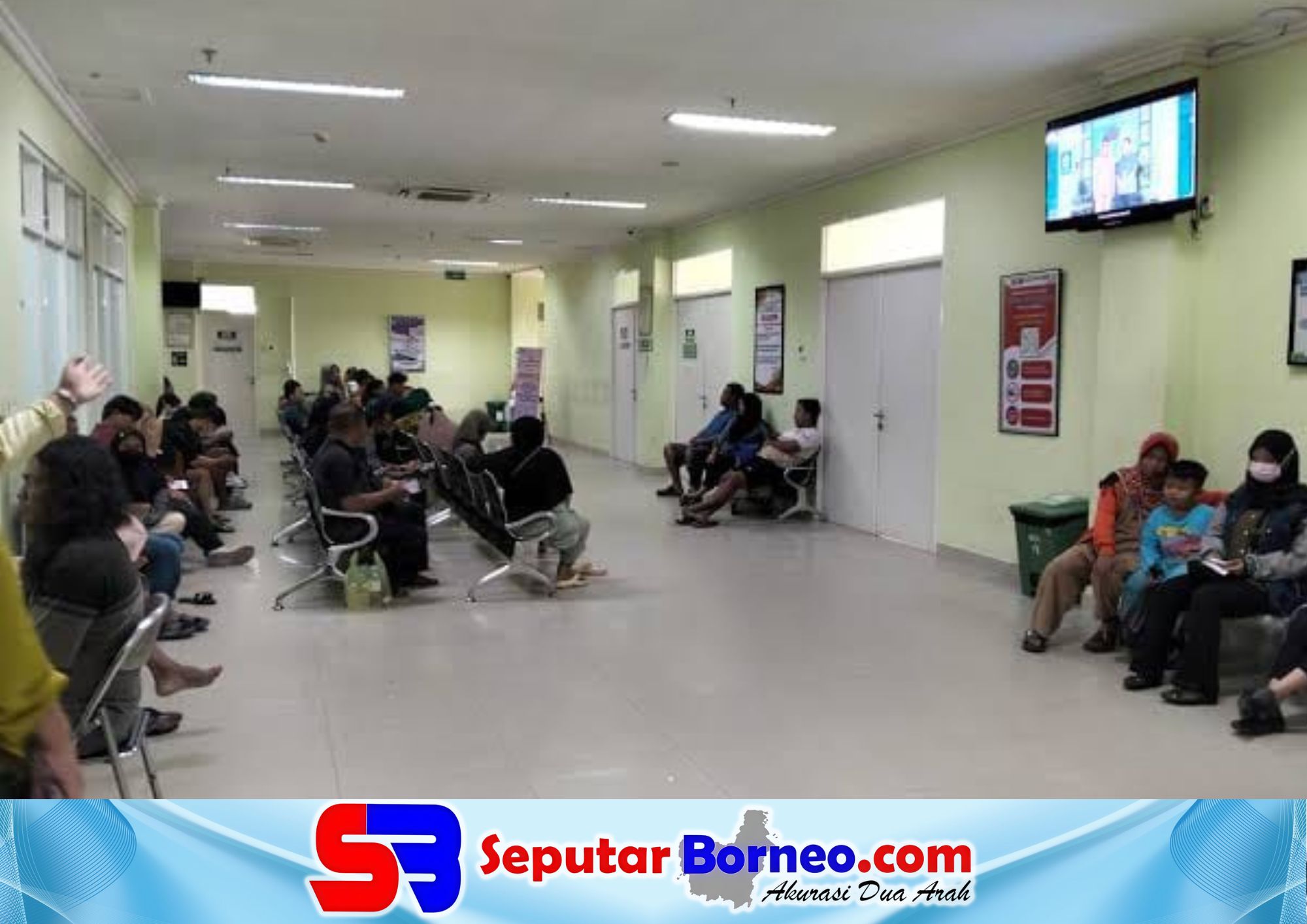 Sejumlah pasien menunggu antrean di poliklinik RSUD dr Murjani Sampit. (FOTO: SEPUTAR BORNEO)