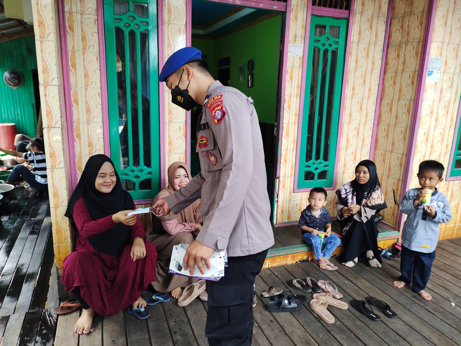 Personel Ditpolairud Ajak Masyarakat Bantaran Sungai Kahayan Disiplin Prokes