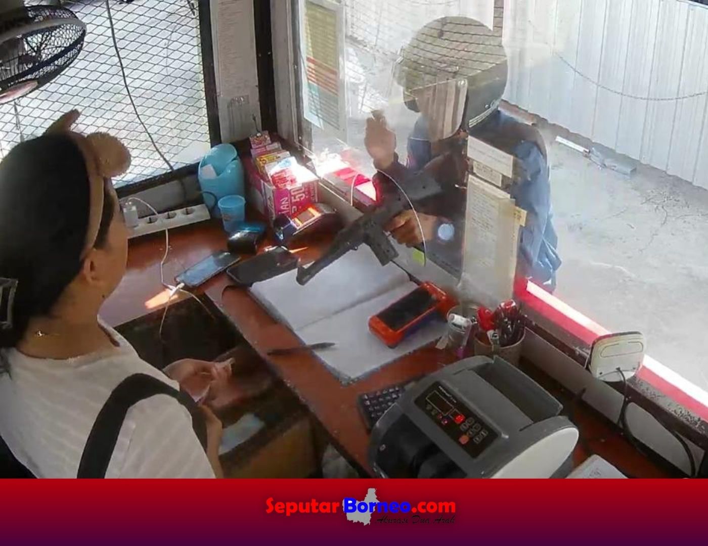 Rekaman CCTV yang memperlihatkan aksi seorang pria mengancam pegawai BRI Link menggunakan senjata api mainan, Rabu (12/6/2024). (FOTO:ISTIMEWA)