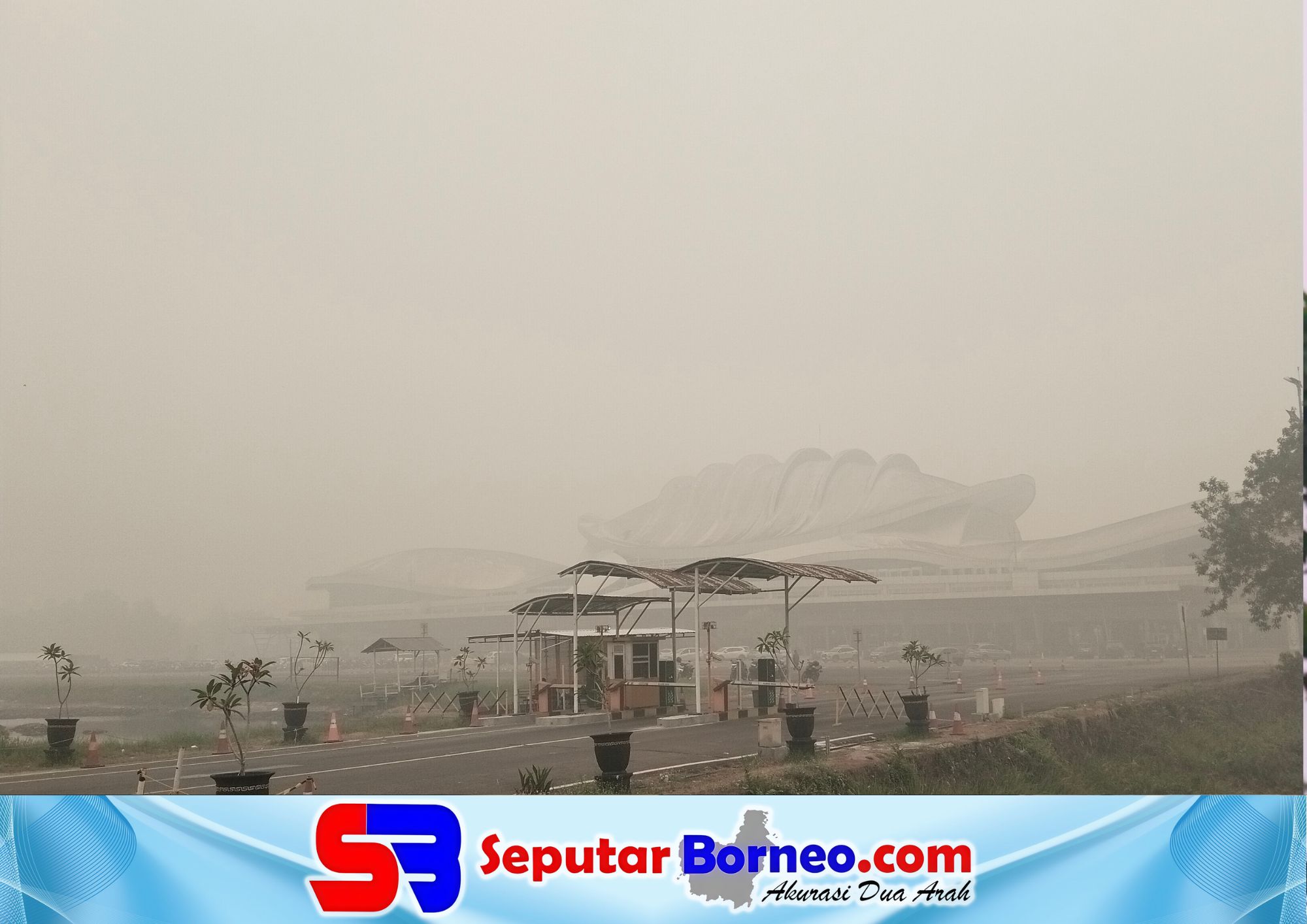 Bangunan Bandara Tjilik Riwut Palangka Raya yang sudah terlihat samar akibat kabut asap pekat, pada Minggu (13/9/2026). FOTO: SEPUTAR BORNEO