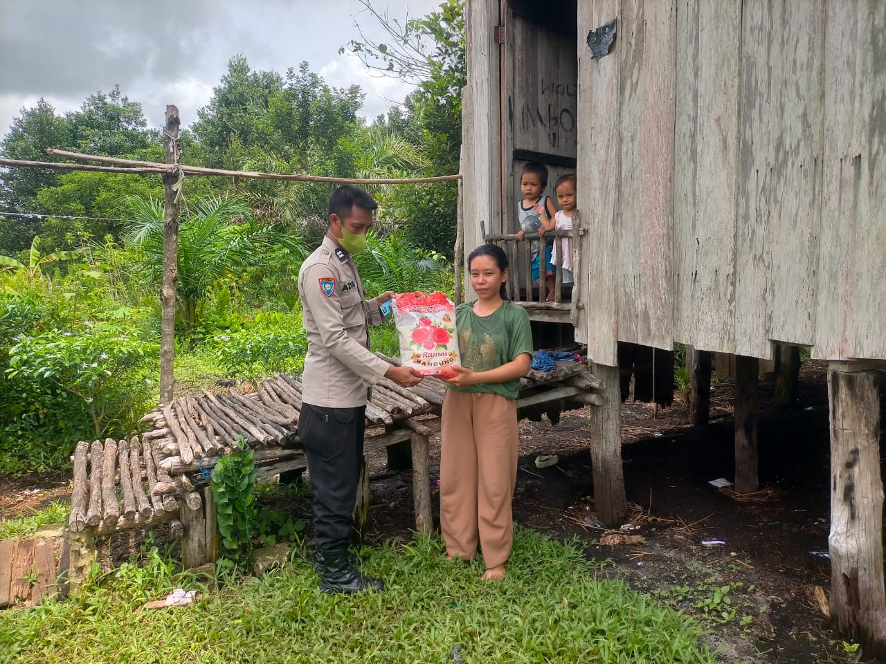 Bhabinkamtibmas Bukit Batu Salurkan Bansos kepada Warga Tidak Mampu