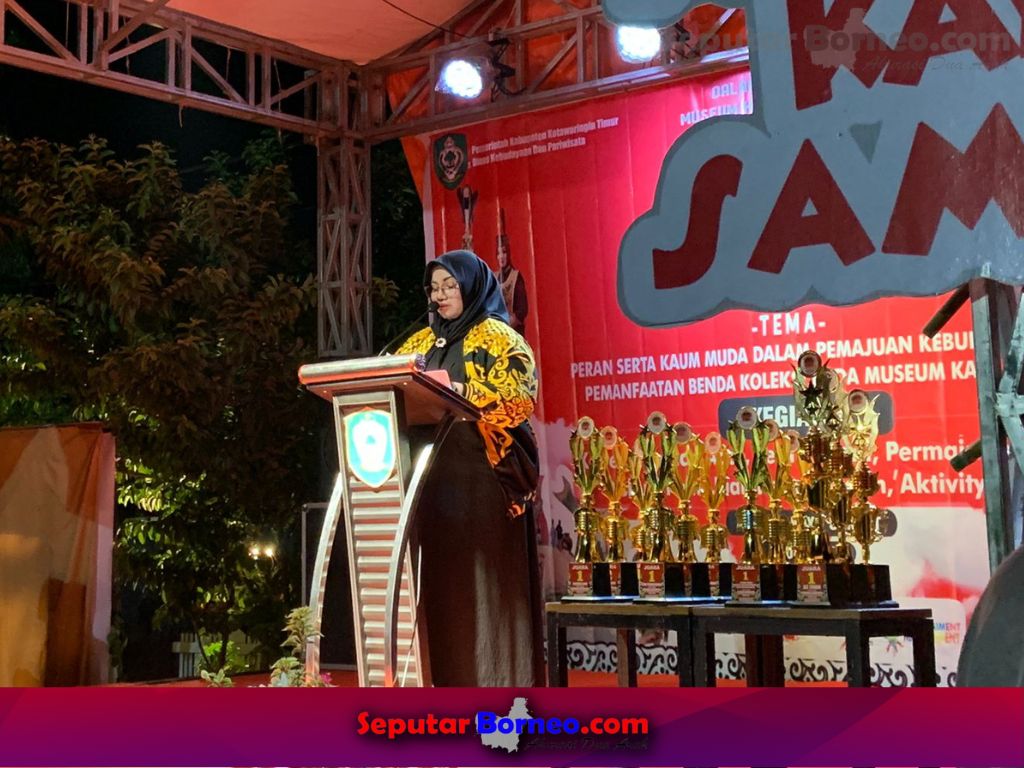 Wakil Bupati Kotim, Irawati saat membuka kemah budaya di halaman Museum Kayu Sampit. (FOTO:AQMAR)
