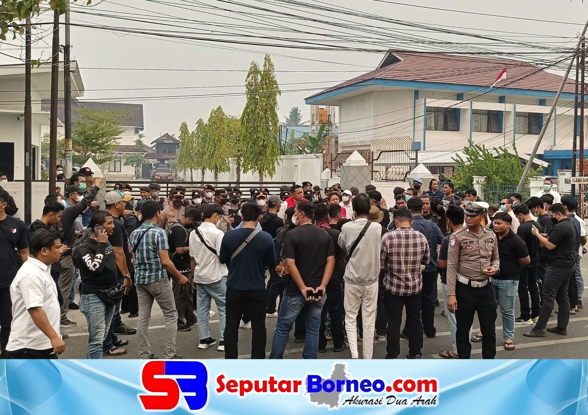 Puluhan massa ketika melaksanakan aksi demo di depan kantor Pertamina PT Patra Niaga. (FOTO: SEPUTAR BORNEO)