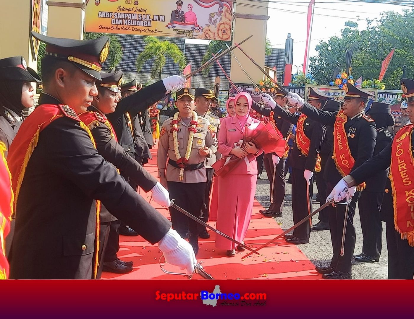 AKBP Reski Maulana Disambut Pedang Pora Masuk Mapolres Kotim
