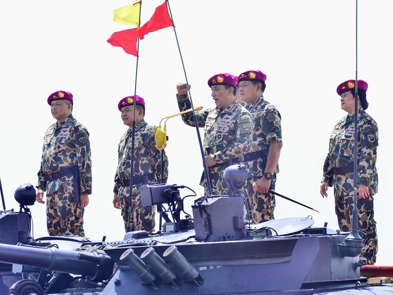 SAMBUTAN : Kapolri Jenderal Listyo Sigit Prabowo saat menyampaikan sambutan usai menerima kehormatan Korps Marinir. (FOTO:POLISI)