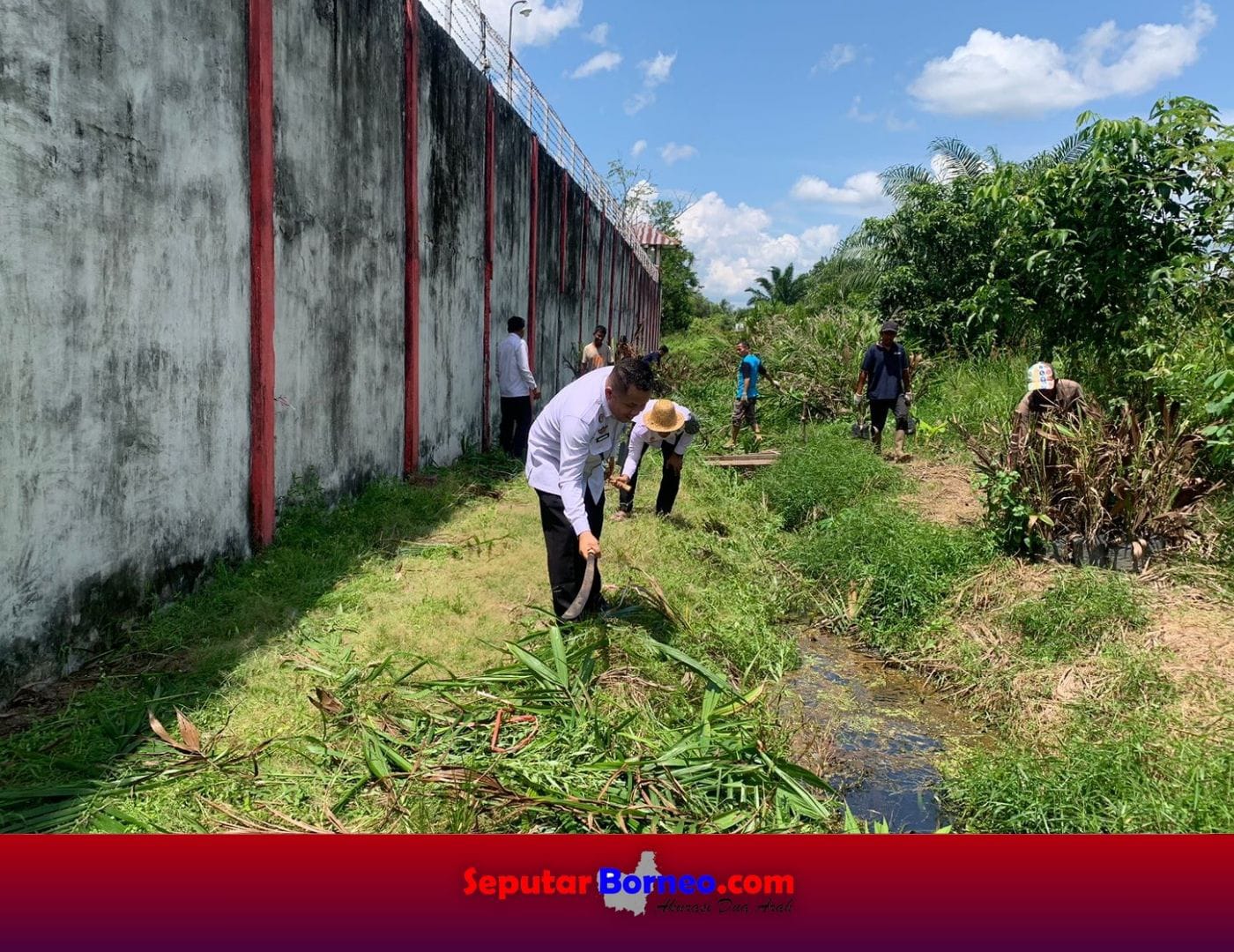 Petugas Lapas dan warga binaan melakukan pembersihan sekitar lingkungan Lapas Sampit. (FOTO:LAPAS SAMPIT)