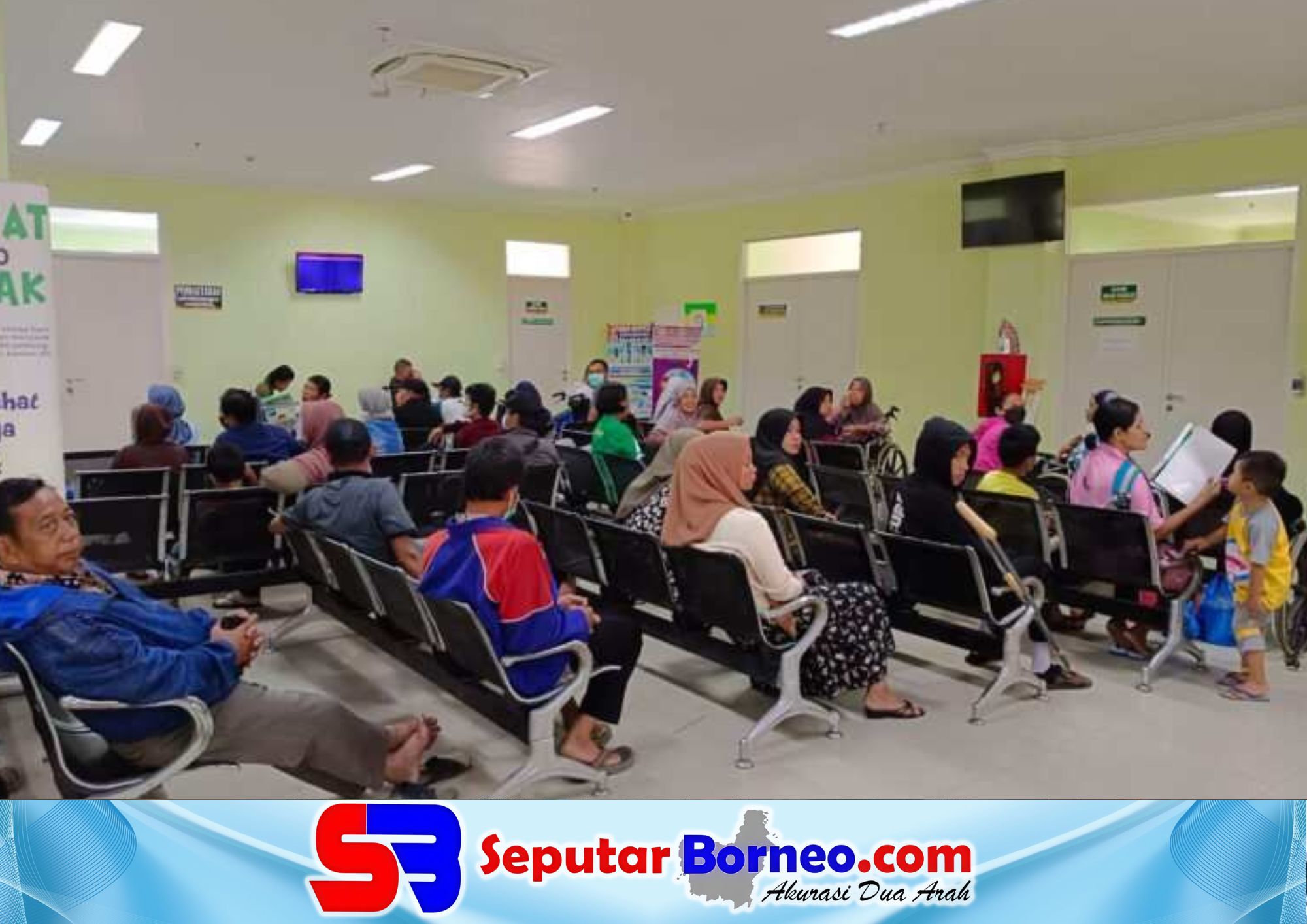 Sejumlah pasien sedang mengantre di Klinik Rawat Jalan RSUD dr Murjani Sampit. (FOTO: SEPUTAR BORNEO)
