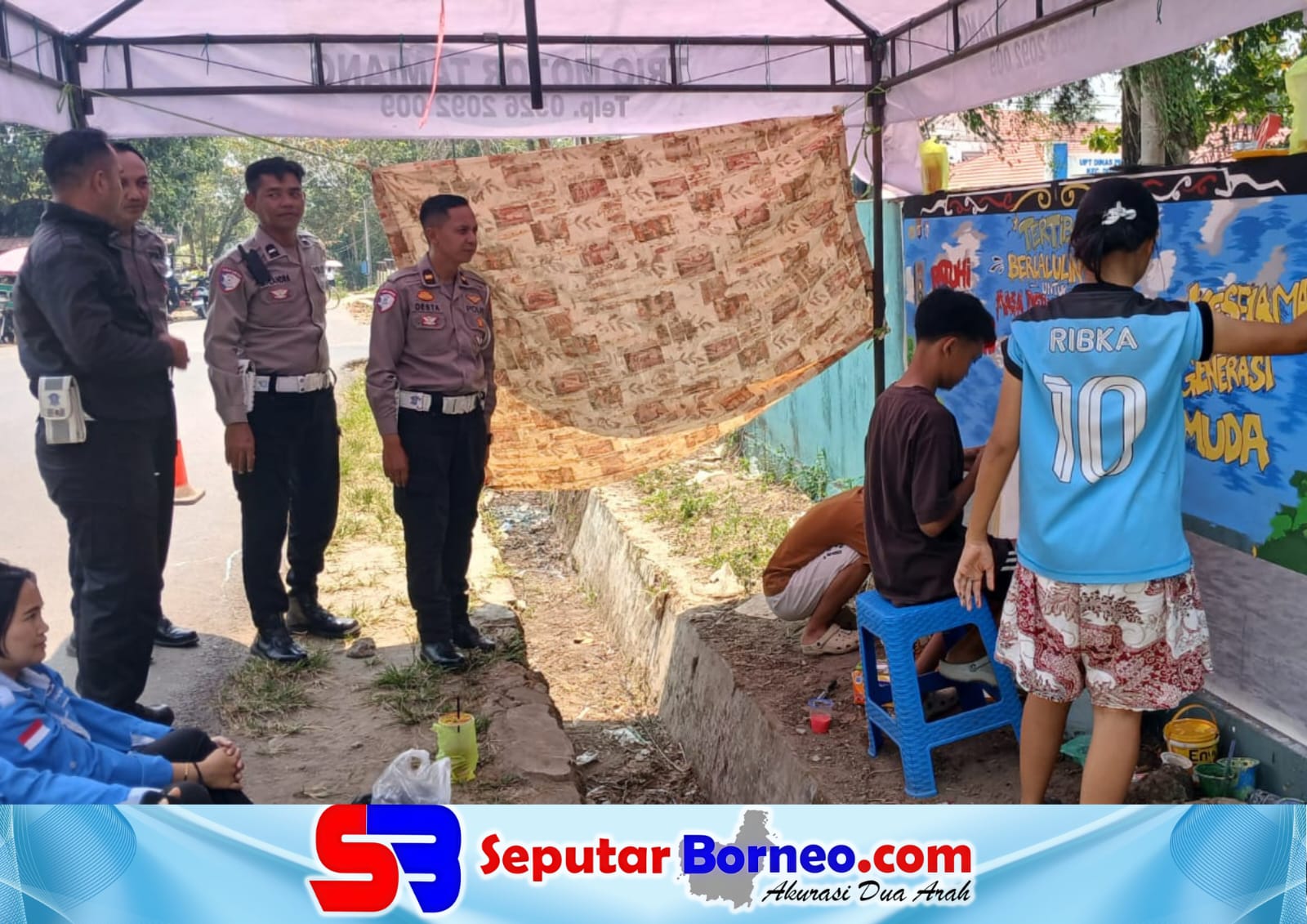 Pembuatan mural yang dilakukan jajaran Satlantas Polres Bartim, Selasa (15/9/2026). FOTO:LOGMAN/SB