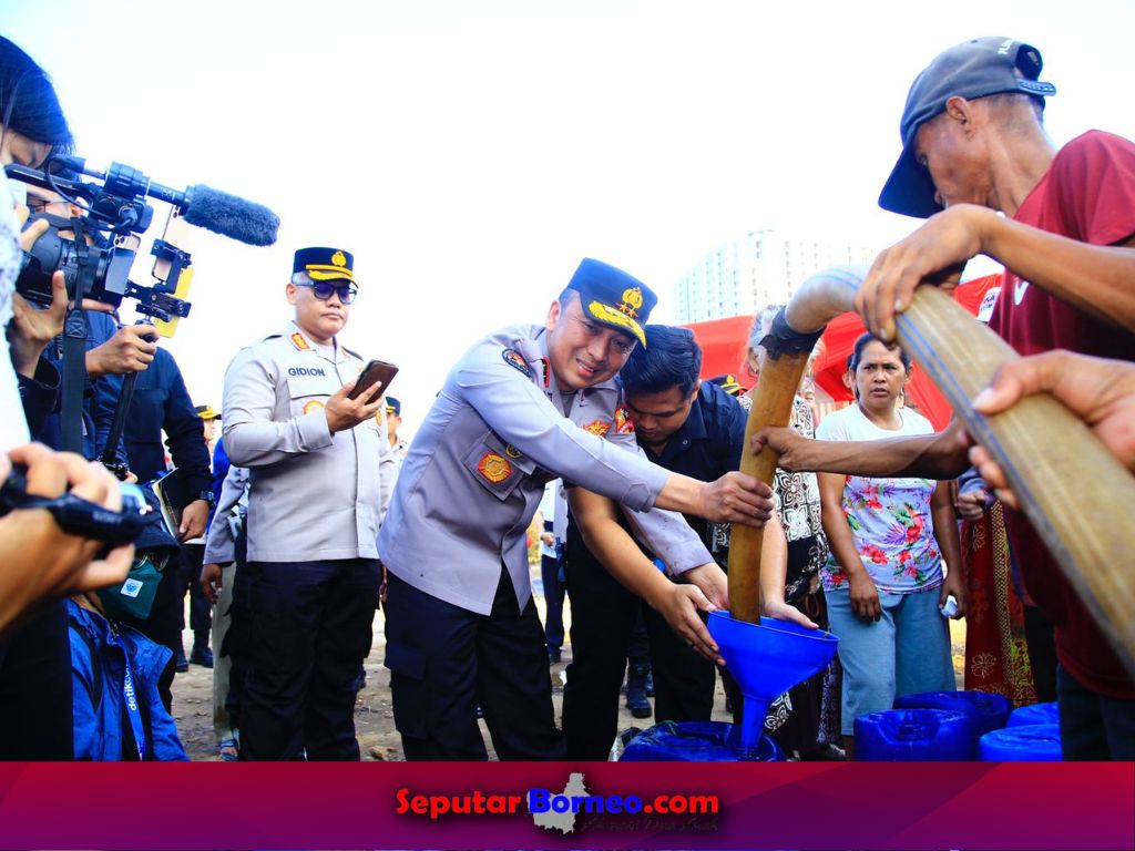 Kadiv Humas Polri Irjen Pol Sandi Nugroho saat menyalurkan air bersih. (FOTO:ISTIMEWA)