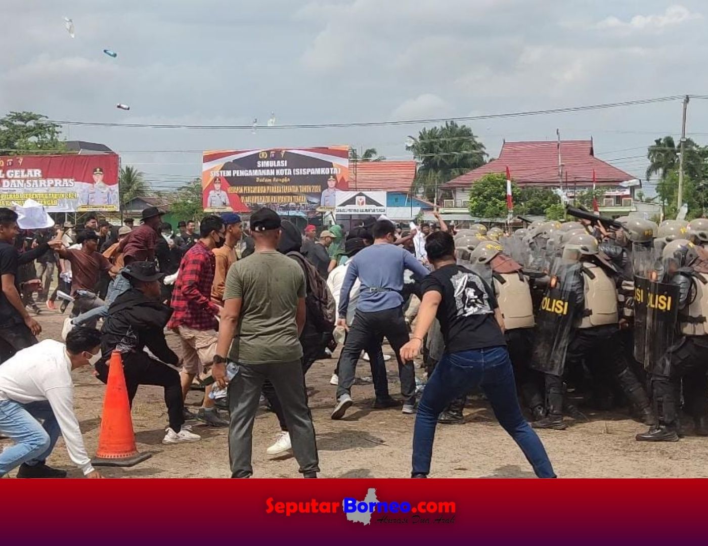 Simulasi Sispamkota Jelang Pilkada 2024, Masyarakat Rusuh dengan Polisi