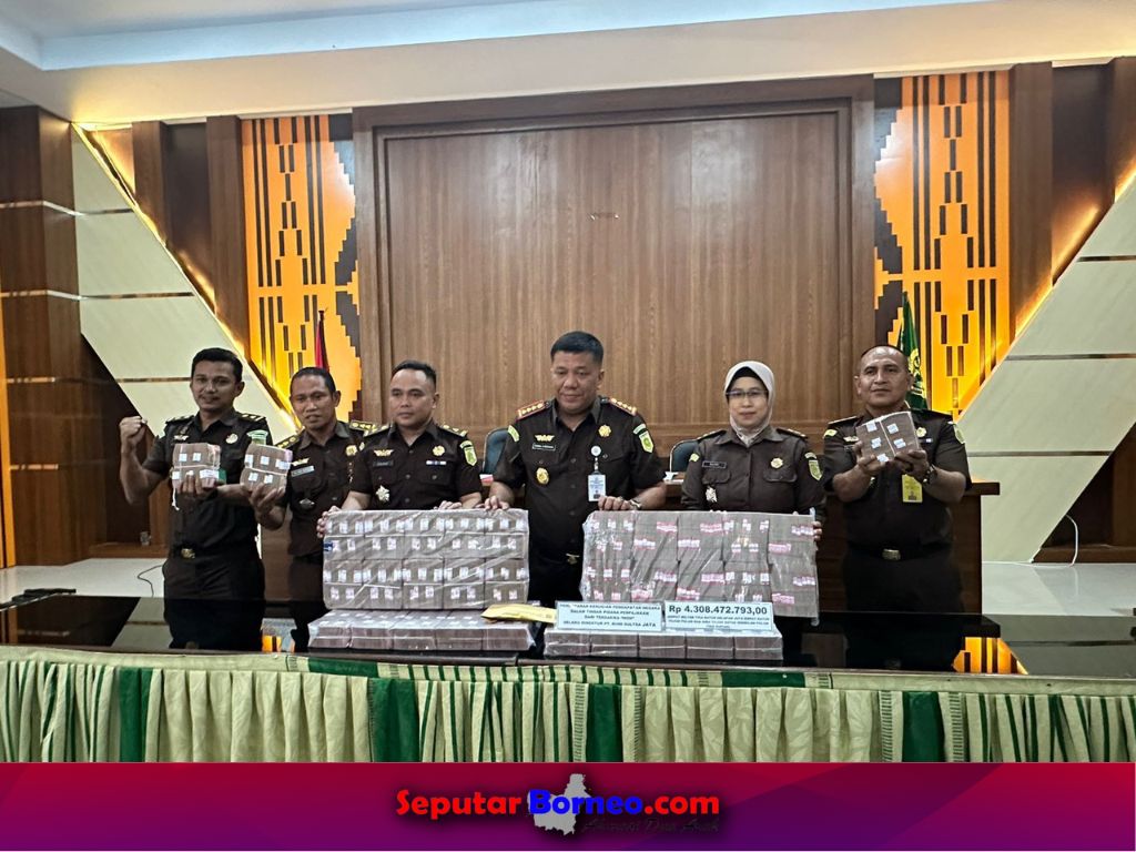 Kejari Kendari Terima Uang Pengembalian Kerugian Negara Senilai Rp 4.308.472.793