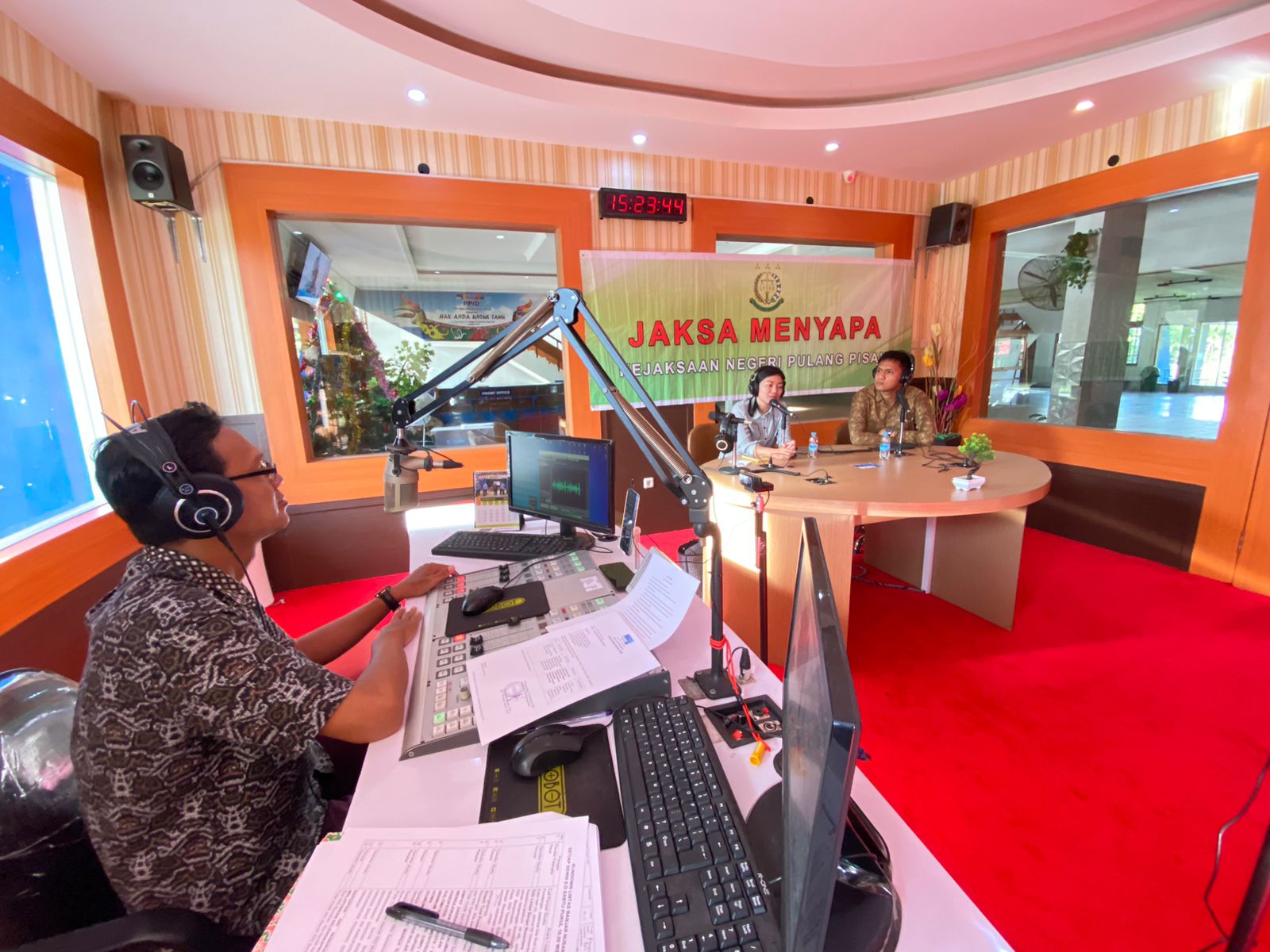 Jaksa Menyapa Kejari Pulang Pisau Sapa Pendengar Radio