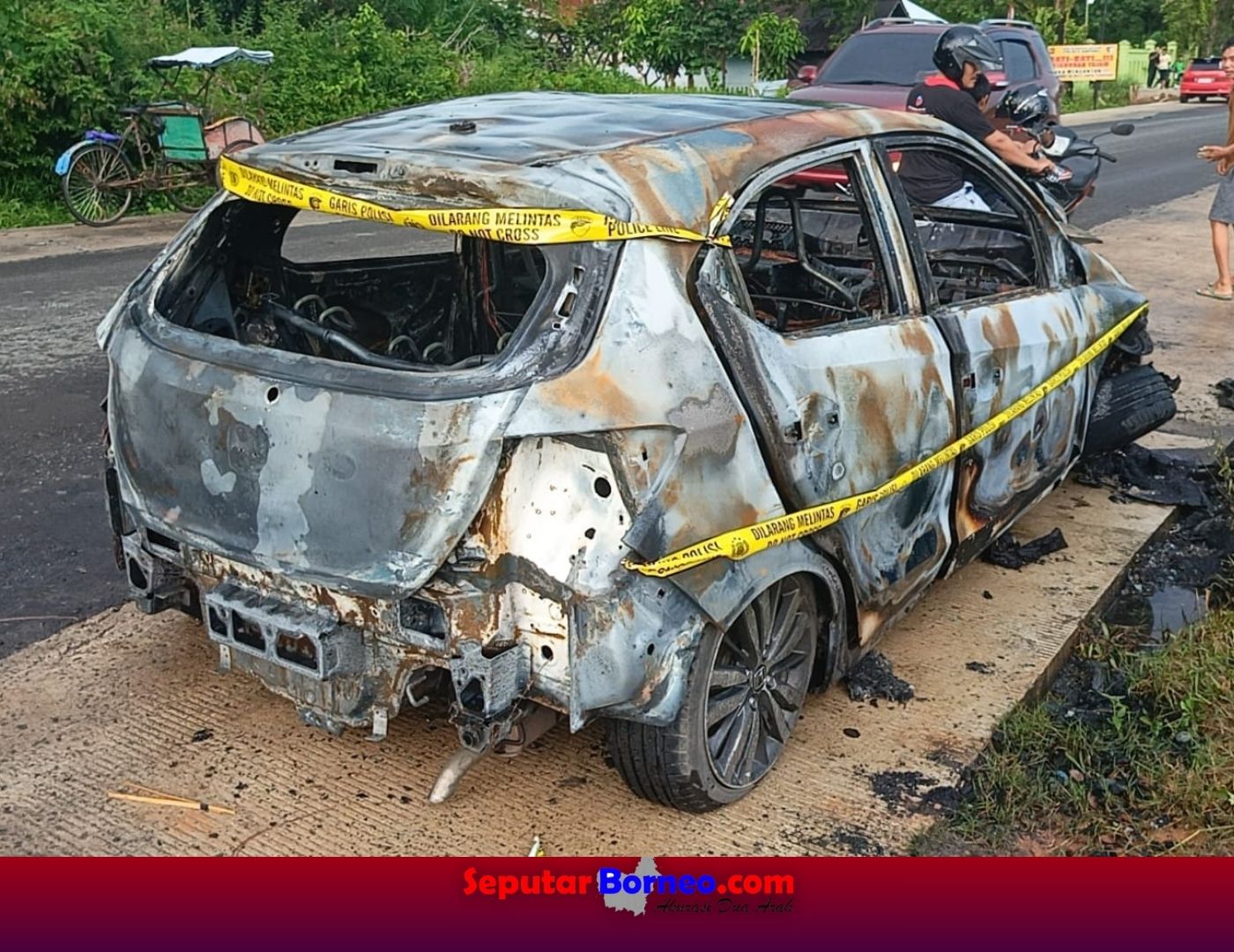 Tabrak Sisa Tebangan Pohon, Mobil Brio Terbakar