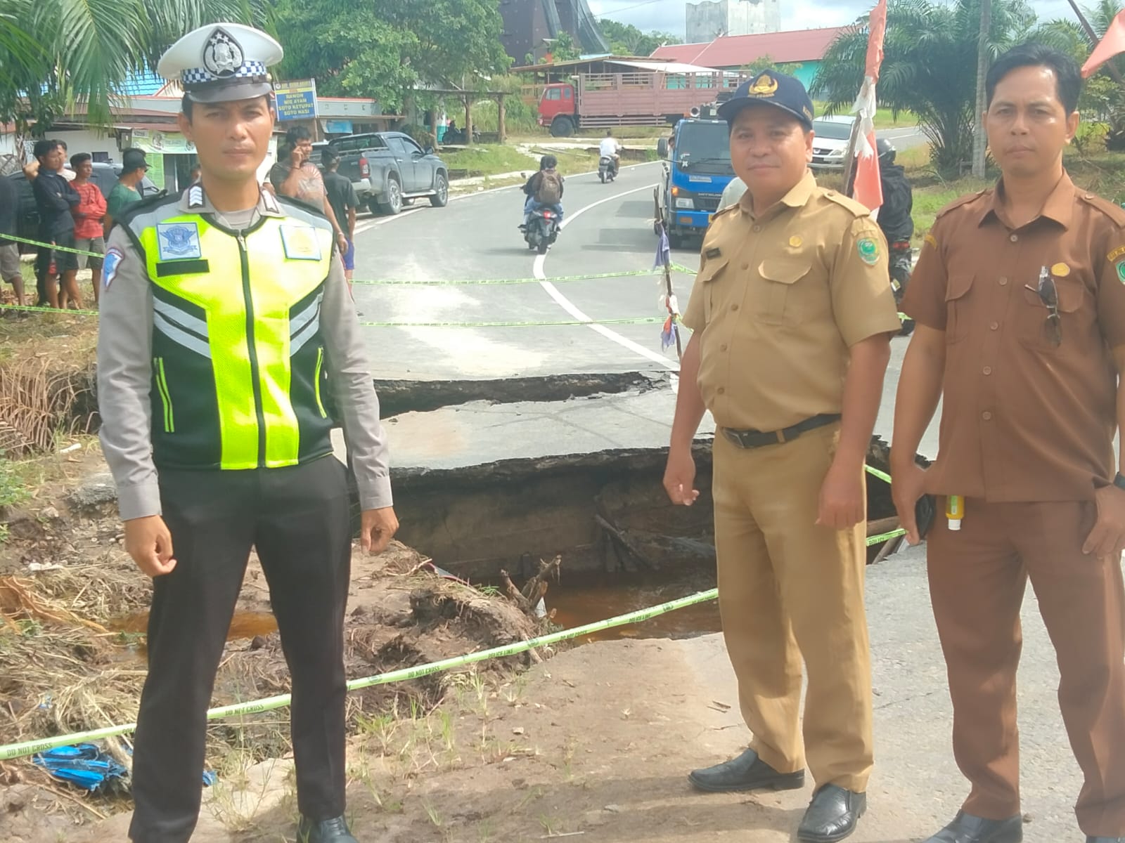 Camat Banama Tingang Pantau Jalan Lintas Palangka Raya - Kuala Kurun Amblas