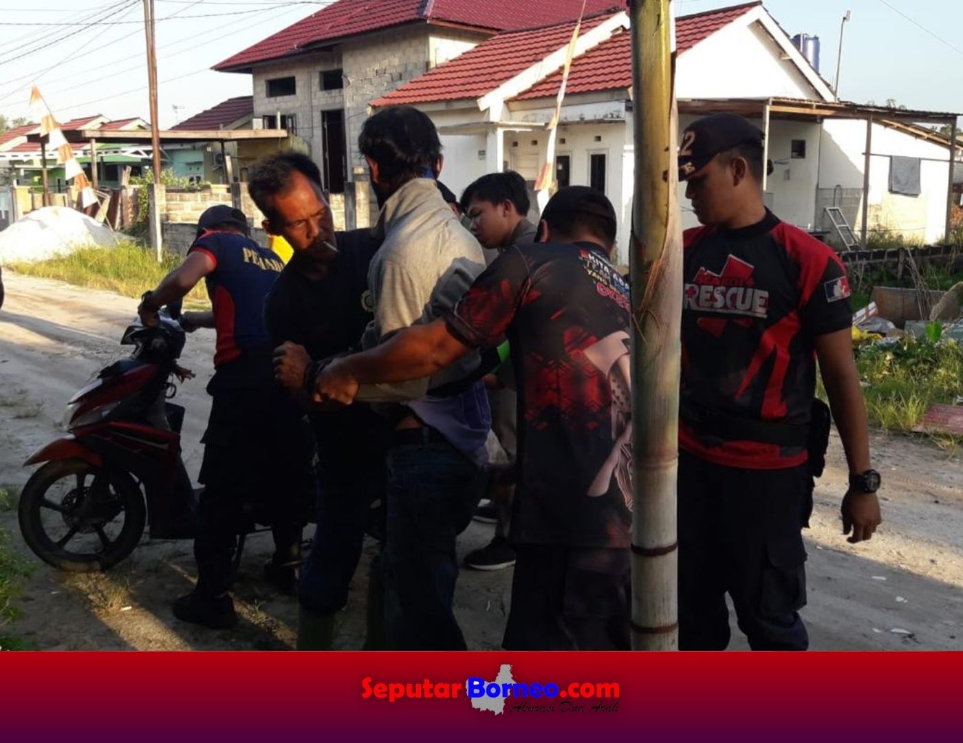 ODGJ Dievakuasi Usai Berusaha Tombak Warga
