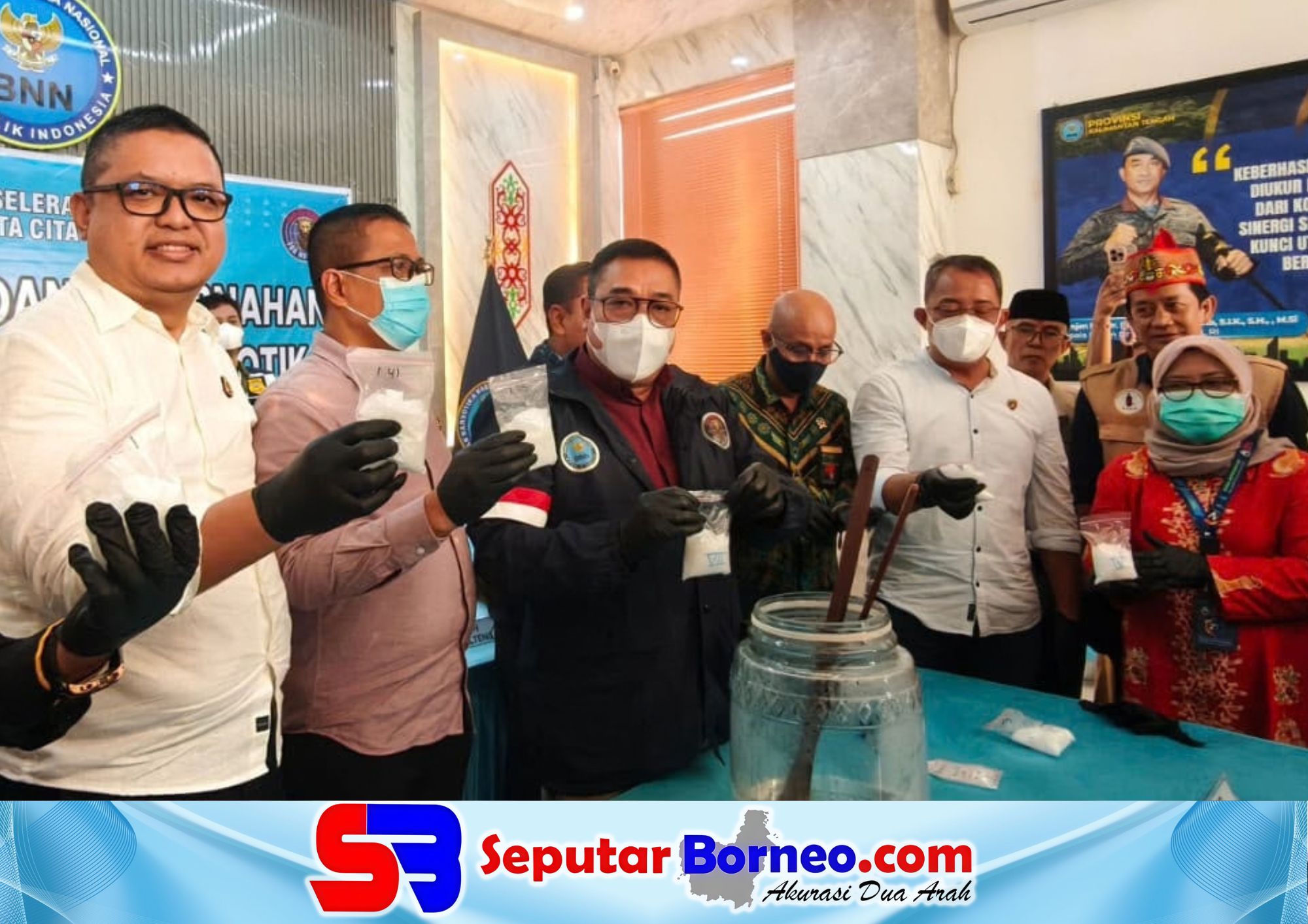 BNNP Kalteng ketika melaksanakan konferensi pers pemusnahan barang bukti sabu. (FOTO: ISTIMEWA)