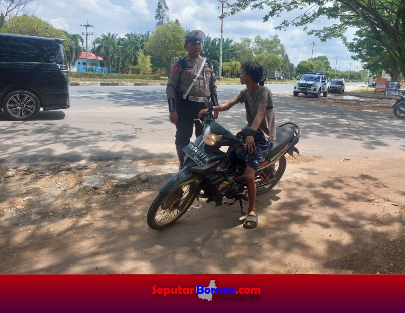 Tak Gunakan Helm, Pengendara Ditegur Polisi