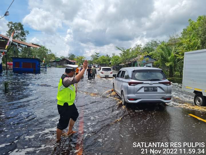 Banjir Tumbang Nusa, Satlantas Polres Pulang Pisau Atur Lalu Lintas