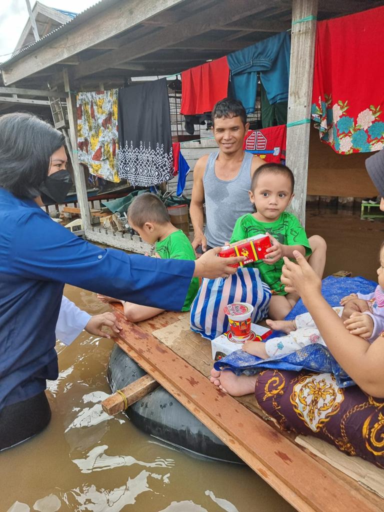 Program Jejak Kemanusiaan Presisi, Polwan Polsek Pahandut Serahkan Bantuan
