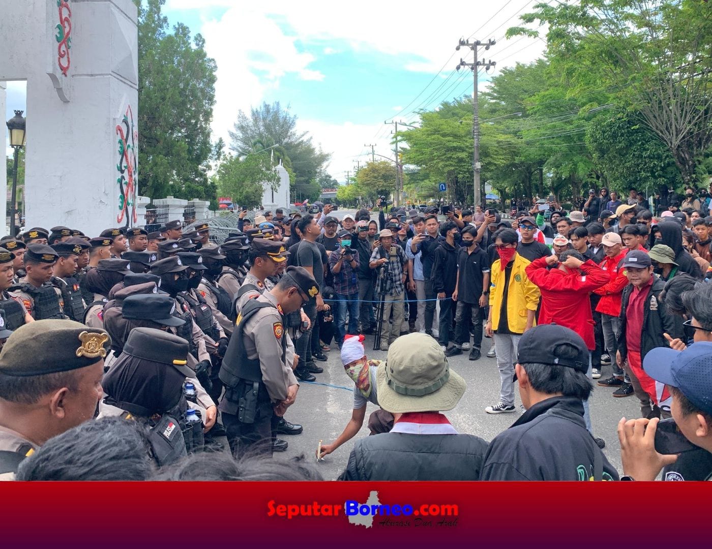 Gelar Aksi di DPRD Kalteng, Mahasiswa Tuntut DPR Hentikan Rencana Kenaikan Gaji Pejabat