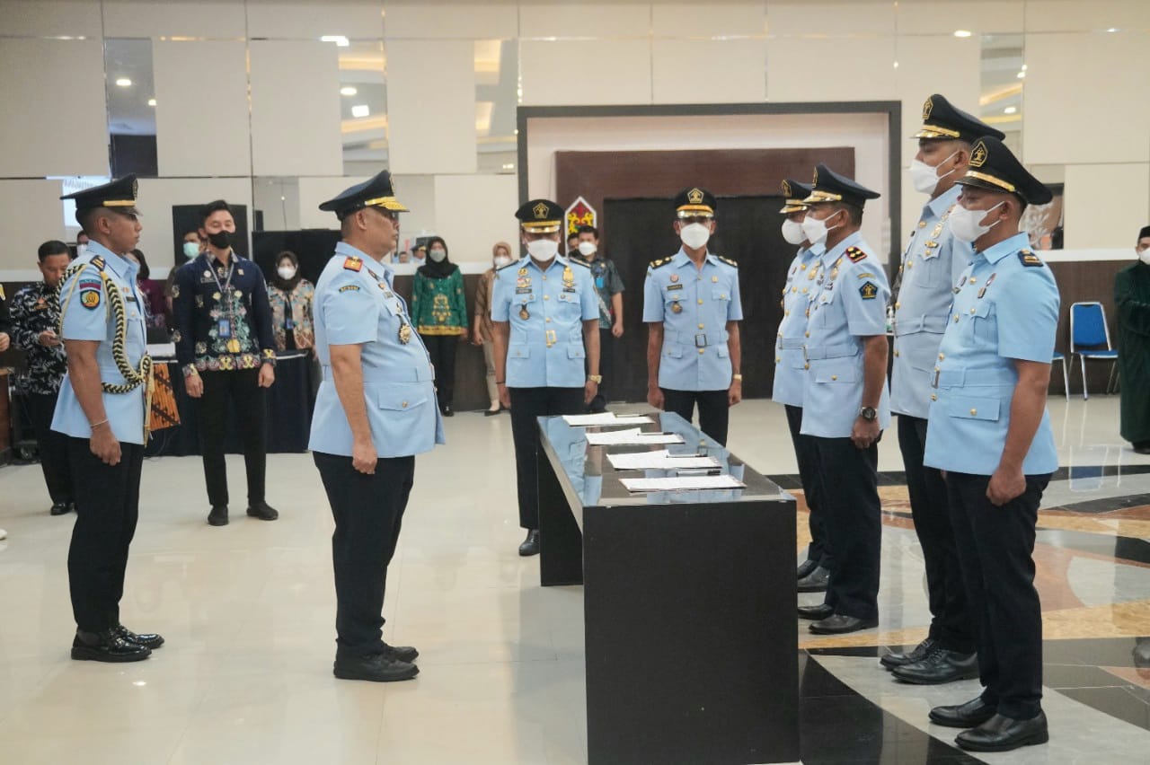 PELANTIKAN : Kepala Kanwil Kemenkumham Kalteng, Hendra Ekaputra memimpin pelantikan pejabat di wilayah Kemenkumham setempat. (FOTO:KEMENKUMHAM KALTENG)