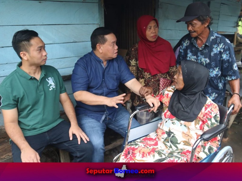 Bupati Manfaatkan Hari Libur Tatap Muka Warga dan Serahkan Dua Kursi Roda