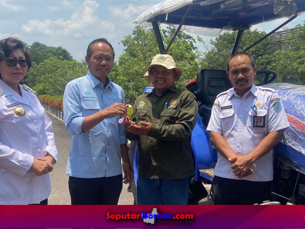 Anggota DPR RI Komisi IV Bambang Purwanto, ketika serahkan Bantuan 12 unit Alsintan kepada kelompok tani Lamandau. FOTO: BAYU