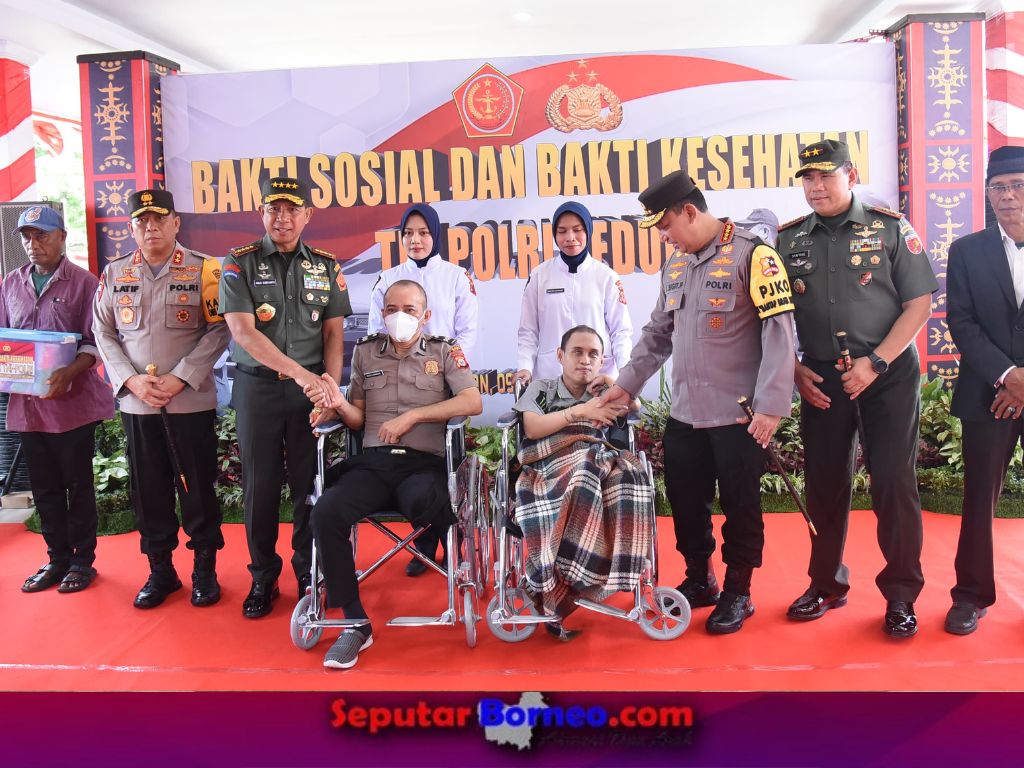 Kapolri, Jenderal Polisi  Listyo Sigit Prabowo dan Panglima TNI Agus Subiyanto meninjau pengobatan gratis di Maluku. (FOTO: ISTIMEWA)