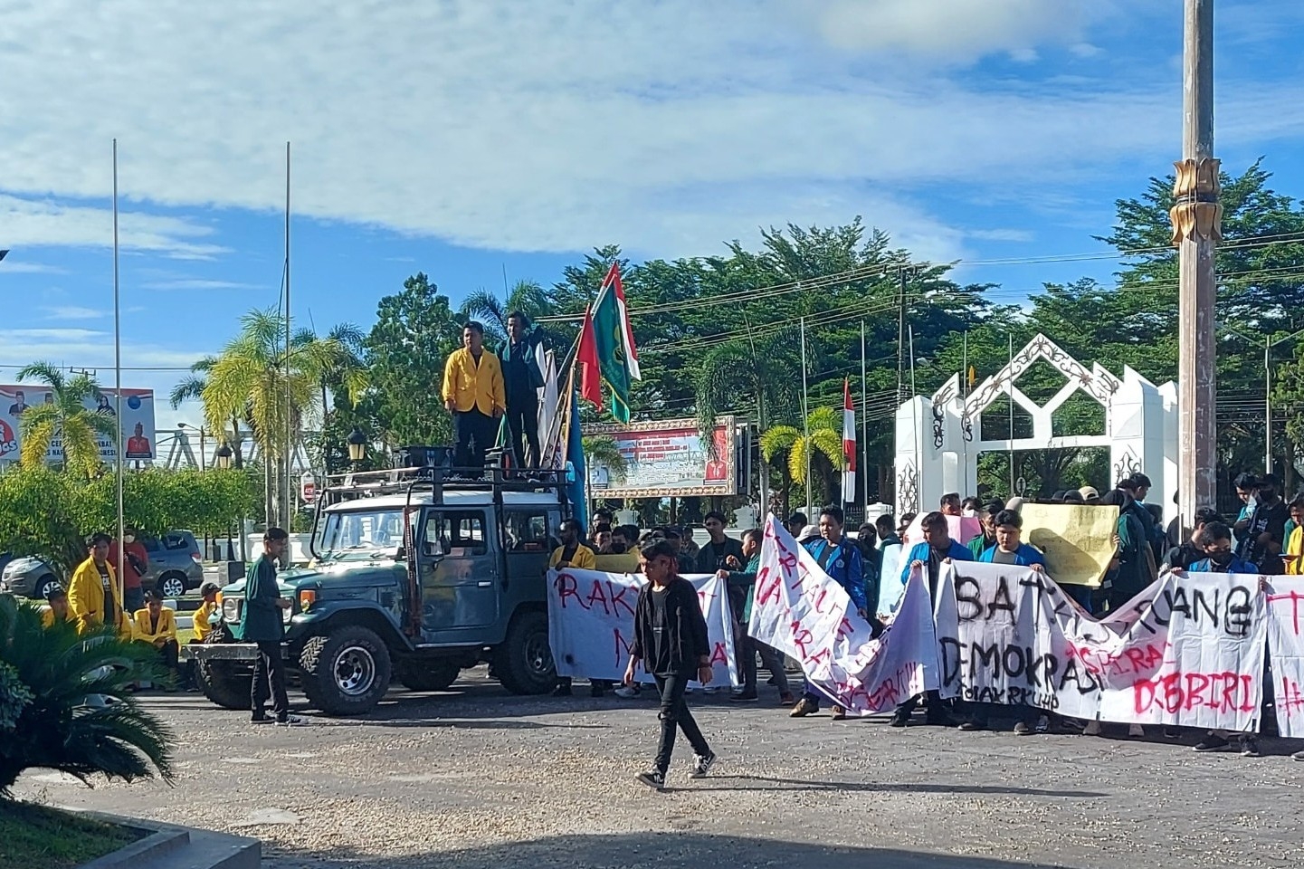 Puluhan Mahasiswa Geruduk Kantor DPRD Kalteng, Ini Yang Disampaikan