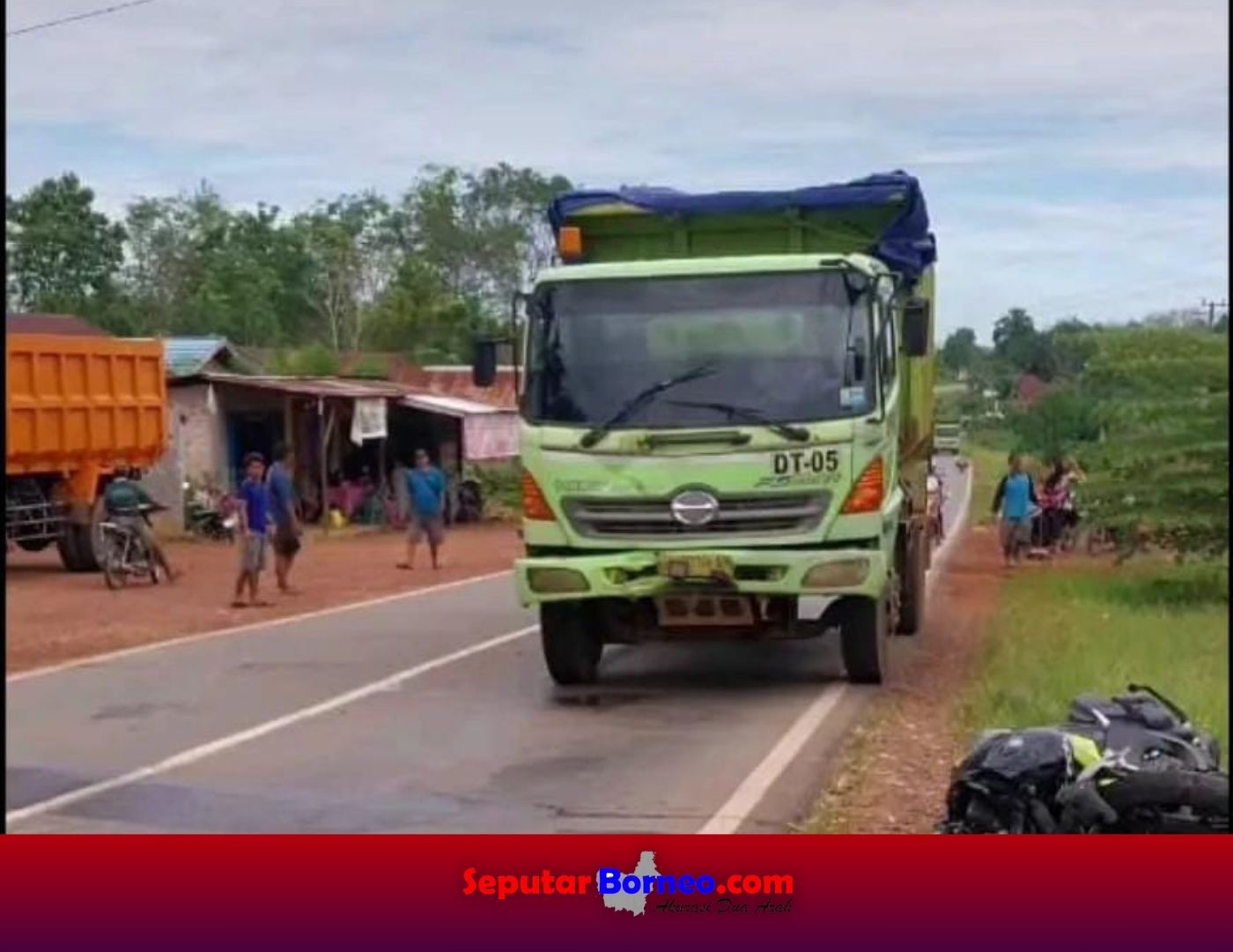Hilang Kendali, Pengendara Motor Tabrak Truk , Kondisi Korban Kritis