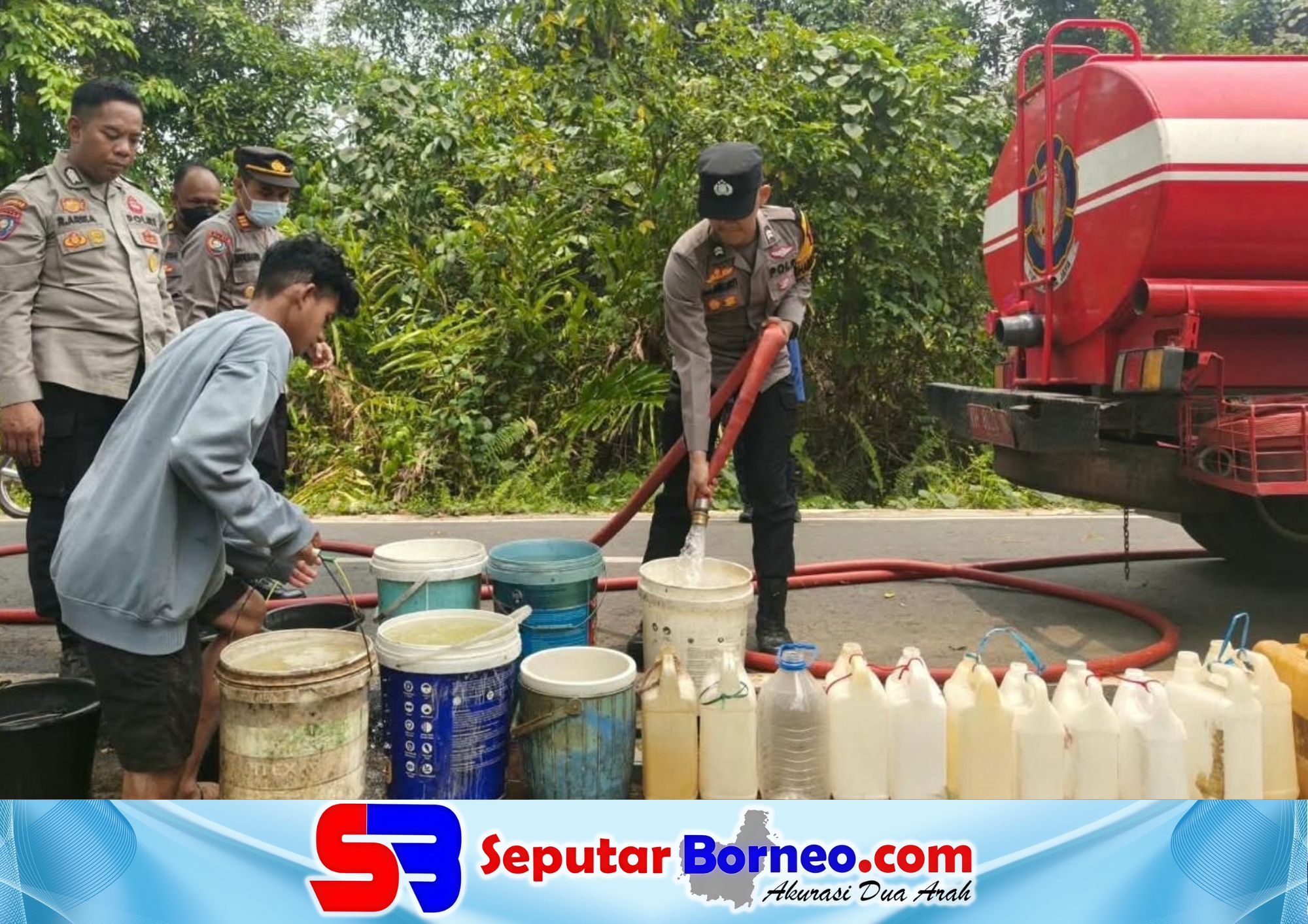 Aparat kepolisian menyalurkan air bersih kepada masyarakat di tengah karhutla melanda. (FOTO: ISTIMEWA)