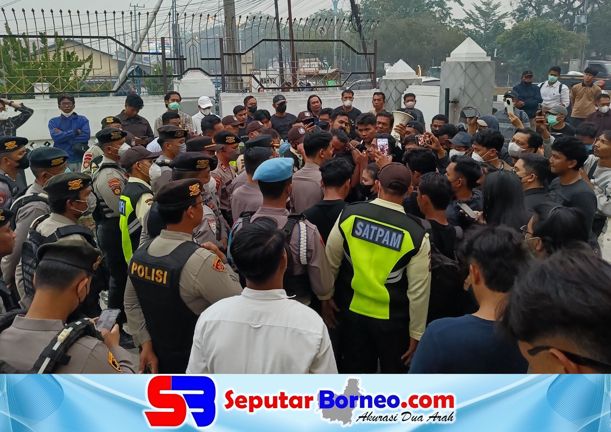 Aksi demo yang dilakukan Aliansi Masyarakat Resah di depan Kantor Pertamina PT Patra Niaga sempat memanas. (FOTO: SEPUTAR BORNEO)