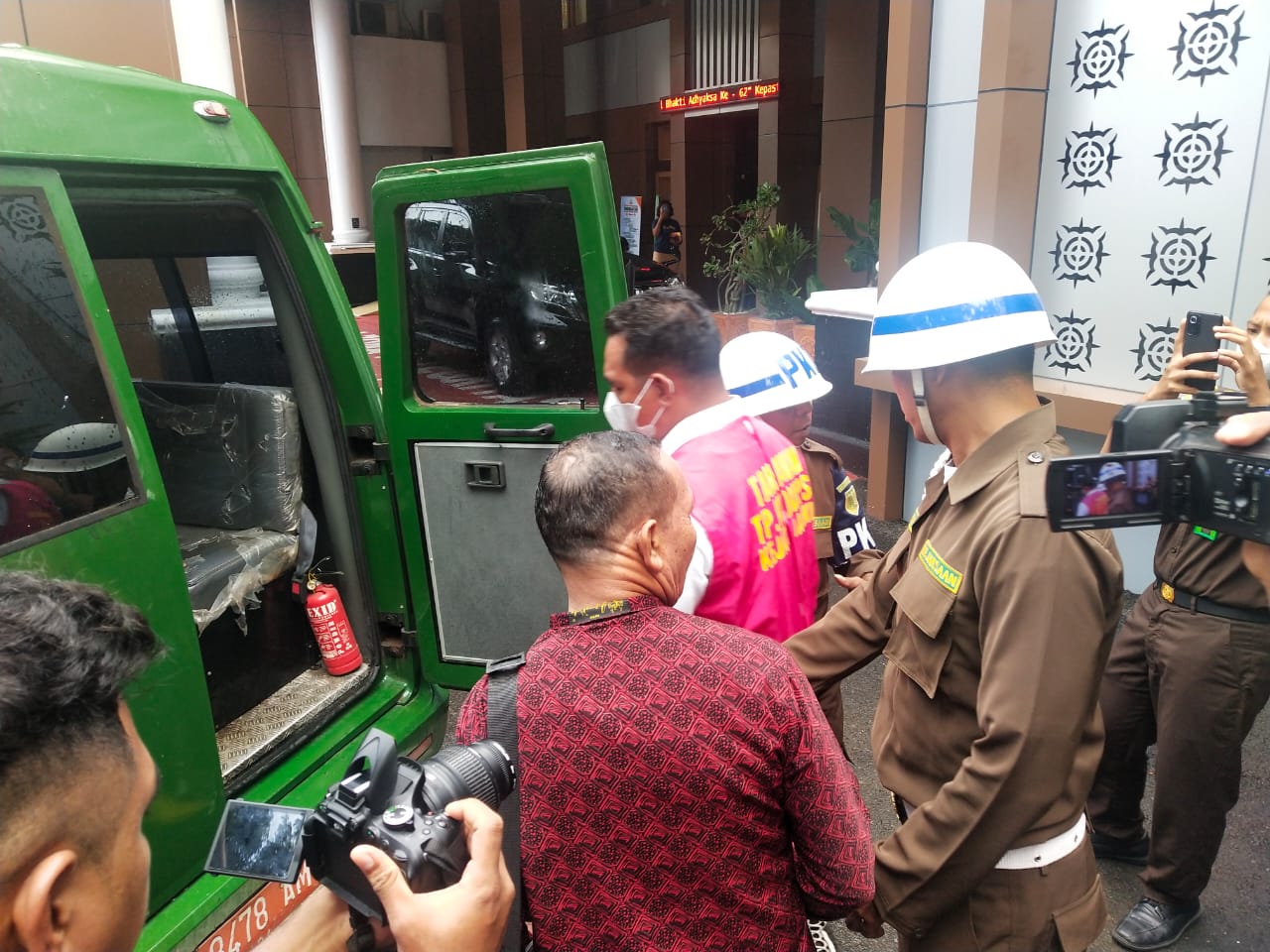 Kejati Maluku Tahan Sekretaris dan Bendahara KPU SBB