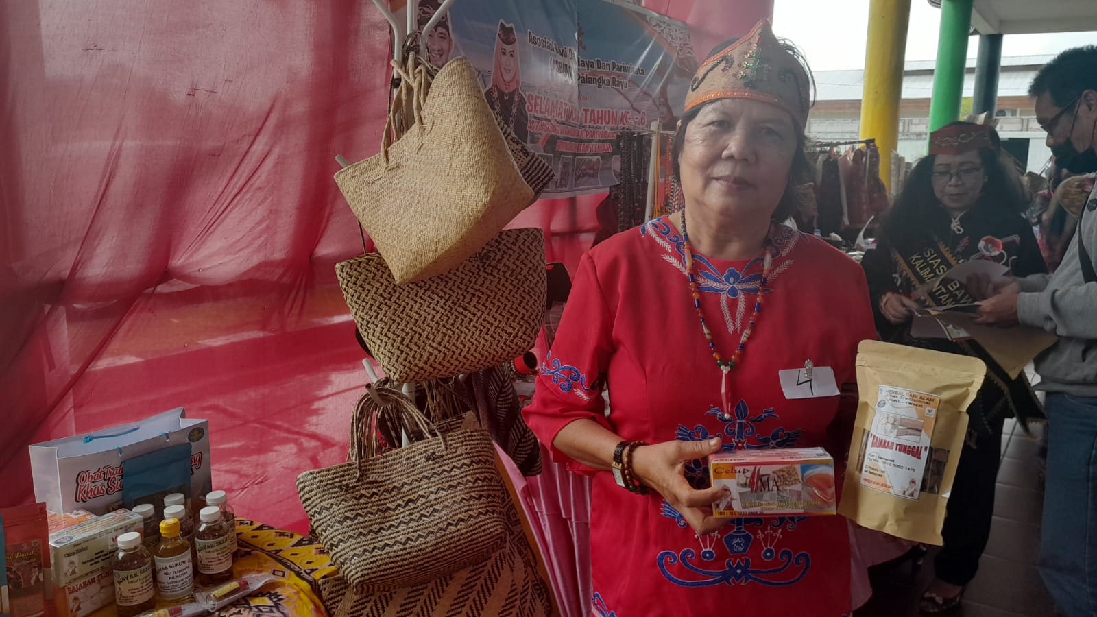 MEMPERLIHATKAN : Ibu Camelia saat memperlihatkan salah satu produk yang mendapat pengharagaan dari Presiden, Senin (16/1/2023). (FOTO:SYAHYUDI