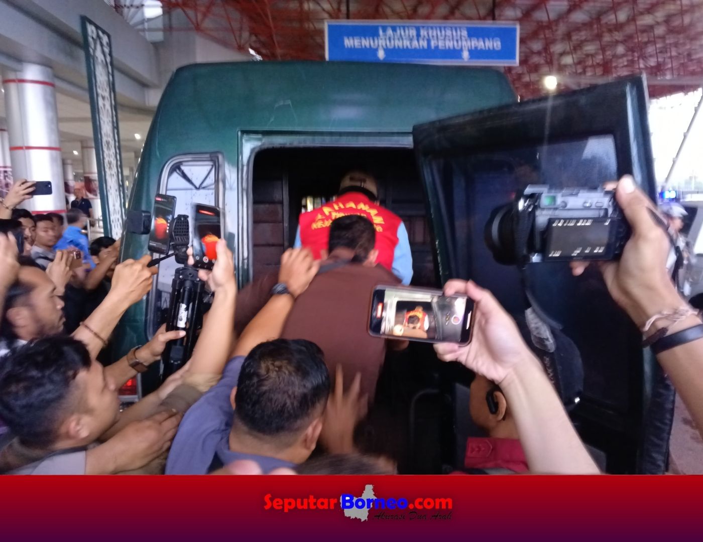 Gunakan Baju Tahanan dan Tangan Terborgol, Ujang Iskandar Tiba di Palangka Raya