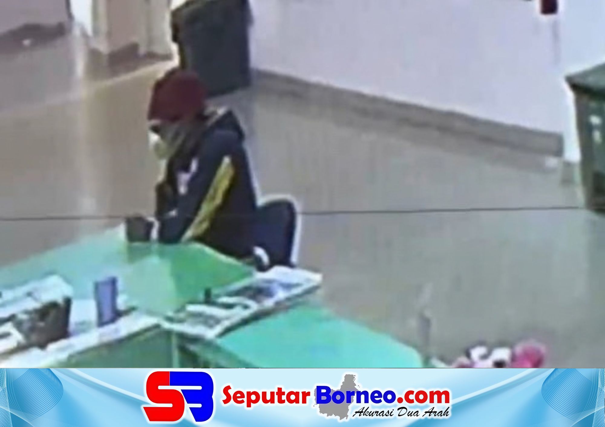 Terduga pelaku pencuri tas milik petugas RSUD dr Murjani Sampit terekam kamera pengawas. (FOTO: ISTIMEWA)