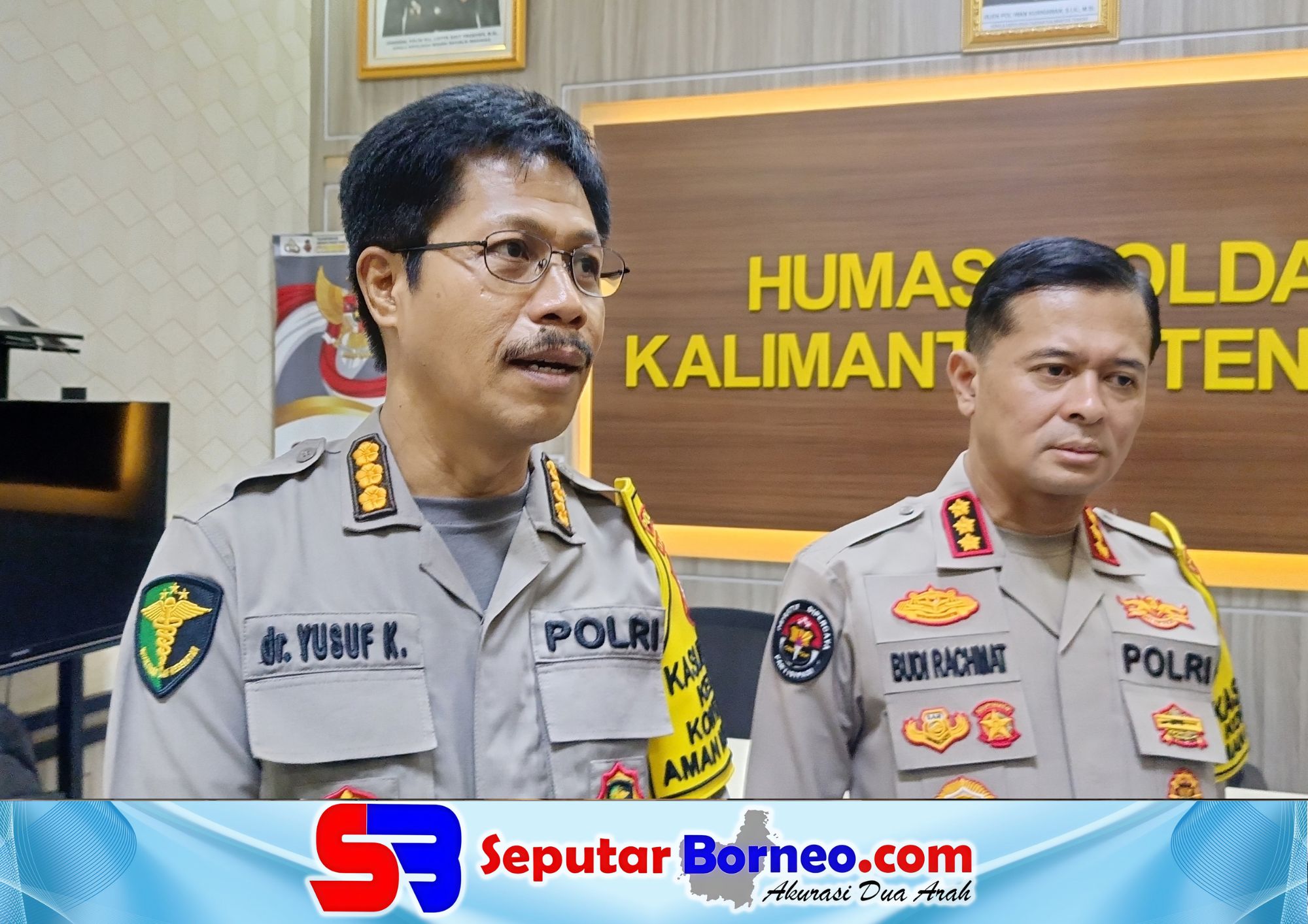 Kabid Humas Polda Kalteng, Kombes Pol Budi Rachmat (kanan) bersama Kabiddokkes Kombes Pol dr Yusuf Kidingallo ketika diwawancara oleh sejumlah awak media. (FOTO: SEPUTAR BORNEO)