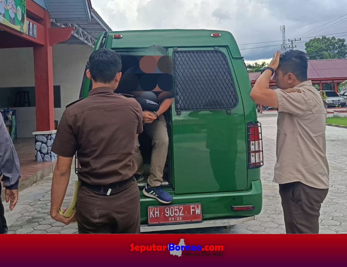 Tersangka Hok Kim saat keluar dari mobil tahapan kejaksaan untuk dilakukan penahanan di Lapas Sampit. (FOTO: ISTIMEWA)