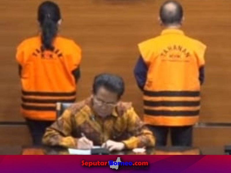 Tampak Ben Brahim dan Ary Egahni menggunakan baju tahana KPK. (FOTO: SCREENSHOTS)