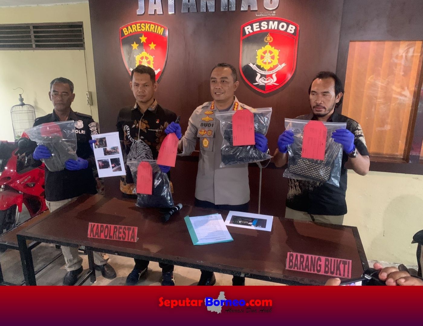 Jajaran Polresta Palangka Raya ketika menyampaikan pemaparan mengenai pengungkapan kasus pencurian modus pecah kaca mobil, Jumat (22/3/2024).