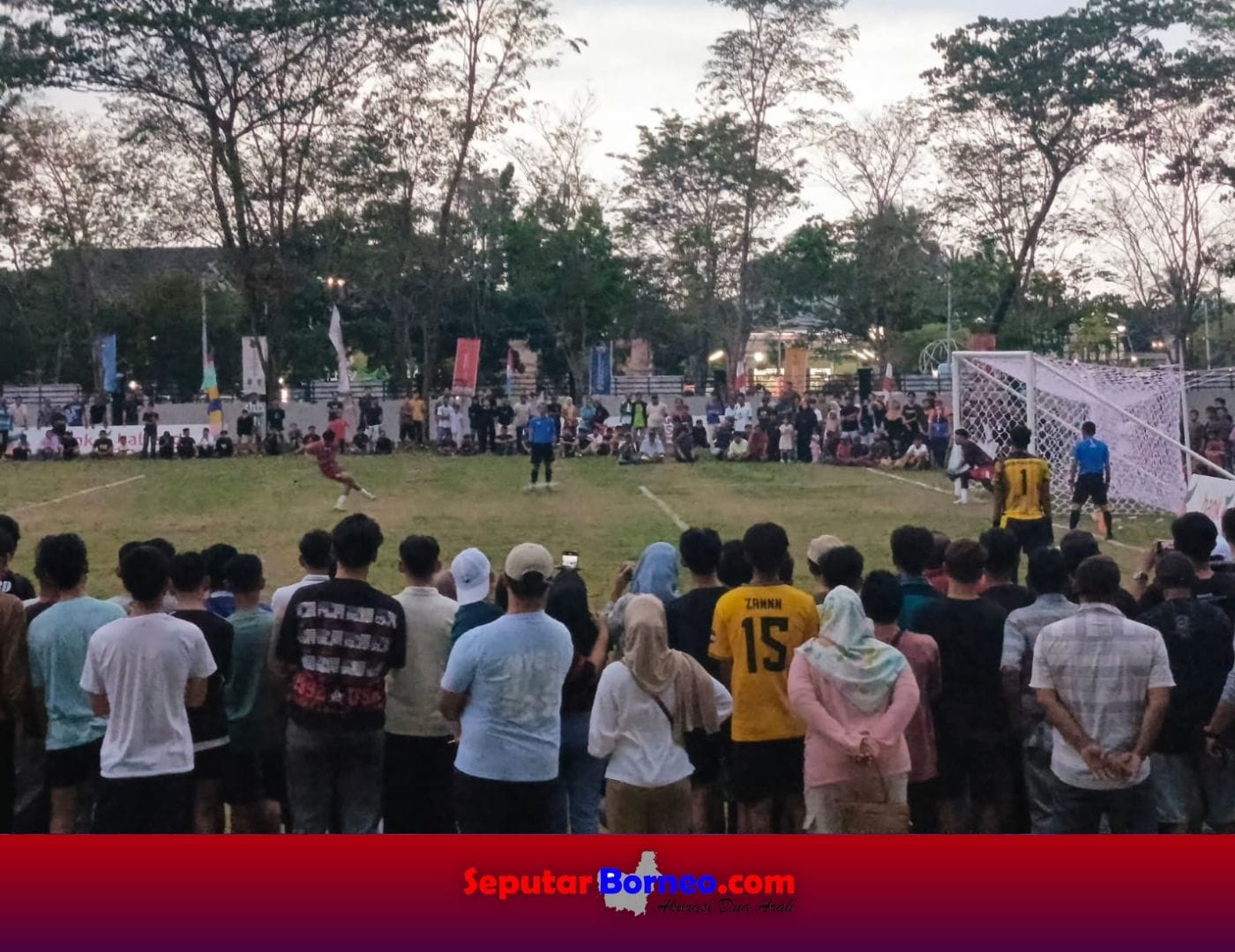 Suasana adu penalti antara Kapuas 88 Bersinar FC dan Palangka Raya FC, pada Jumat sore (5/9/2025) di Stadion Panunjung Tarung Kuala Kapuas. FOTO: FADLI /SB