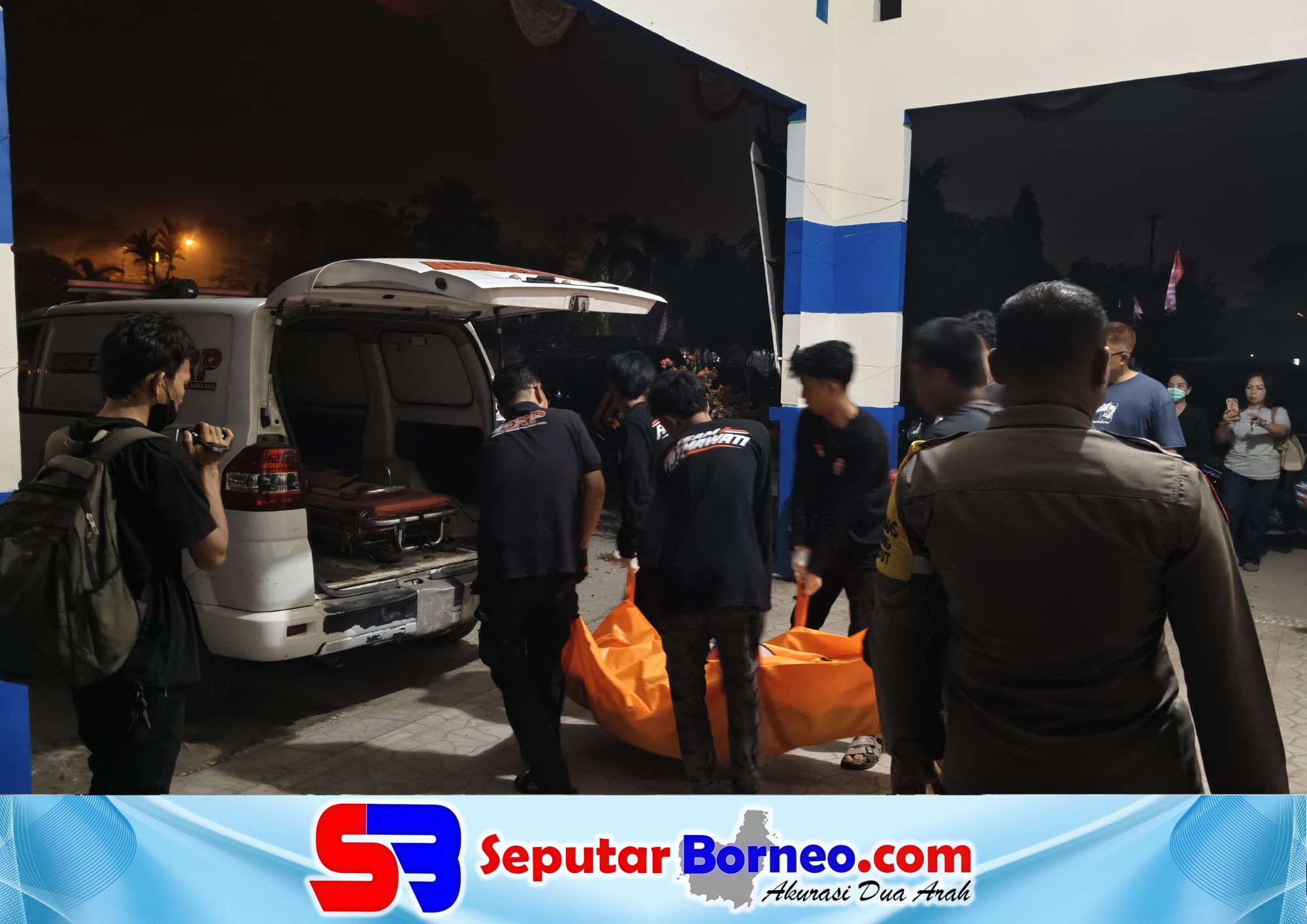 Petugas ketika mengevakuasi jasad korban ke rumah sakit. (FOTO: ISTIMEWA)