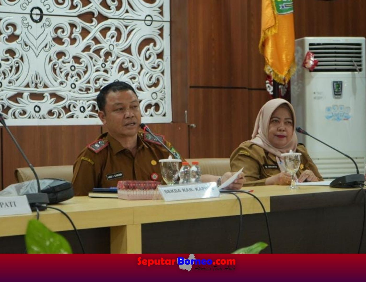 Sekretaris Daerah (Sekda) Kapuas Usis I. Sangkai didampingi Kepala BKPSDM Kabupaten Kapuas Hj. Mahrita dalam rapat. FOTO: HUMAS/SB