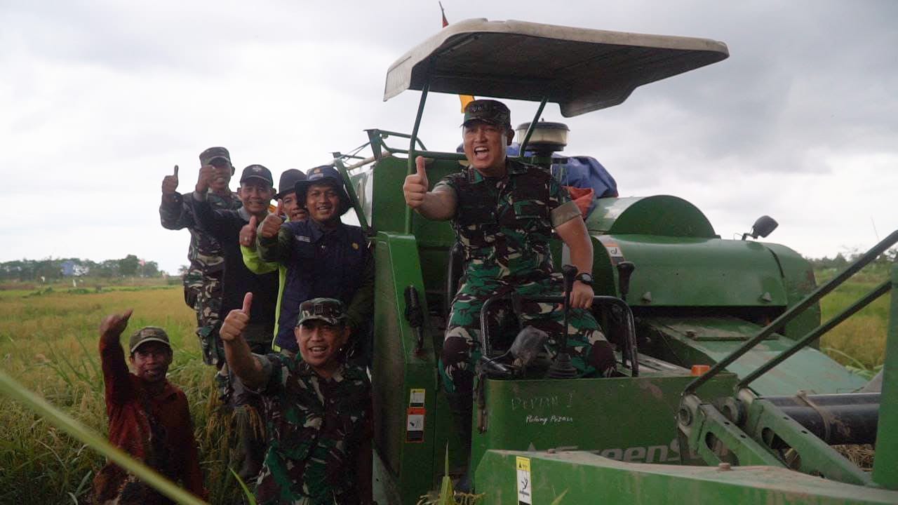 Dandim dan Bupati Kapuas Panen Padi Perdana di Desa Batuah